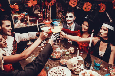 Halloweenparty, Kürbisse, Freunde, Kostüme