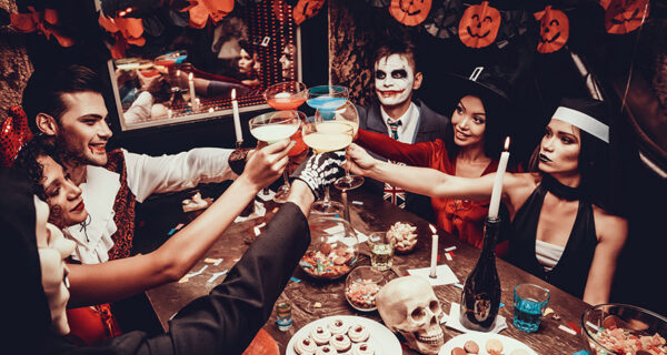 Halloweenparty, Kürbisse, Freunde, Kostüme
