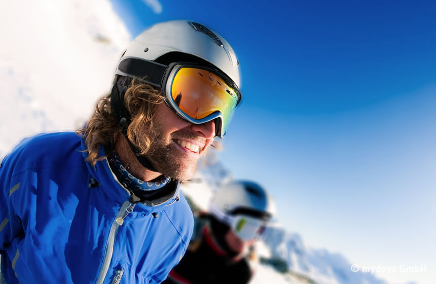 Skiwochenende Tipps Eine verspiegelte Skibrille und Sonnencreme schützen am Skitag vor einem Sonnebrand