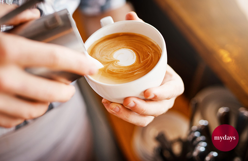 Von einem Barista zubereiteter Kaffee