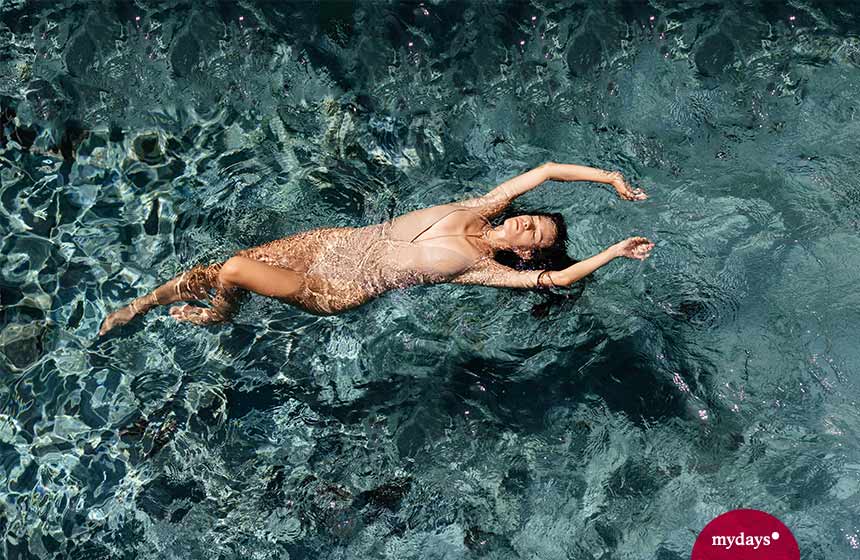 Frau schwimmt im glasklarem Wasser
