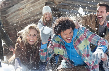 Freunde machen eine Schneeballschlacht