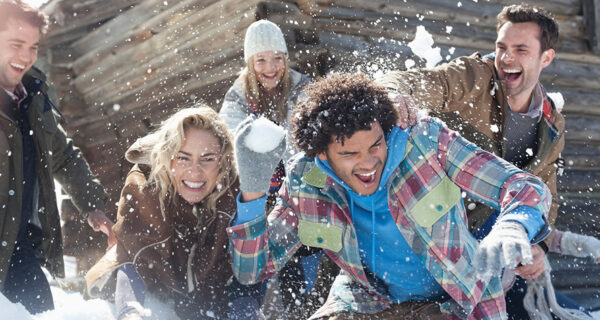 Freunde machen eine Schneeballschlacht