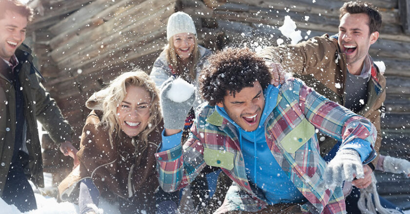 Freunde machen eine Schneeballschlacht