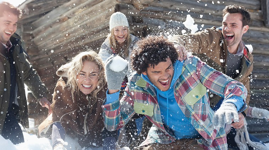 Freunde machen eine Schneeballschlacht