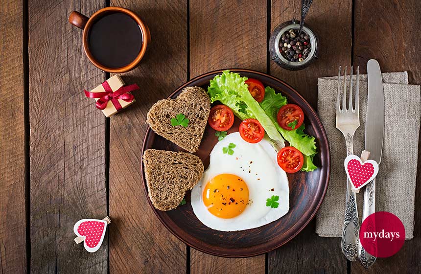 Frühstück mit Brot und Spiegelei in Herzform
