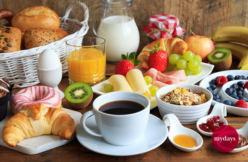 Gedeckter Frühstückstisch mit Kaffee