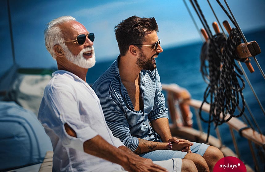 Vater und Sohn lachen auf einem Boot