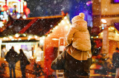 Familie auf dem Weihnachtsmarkt