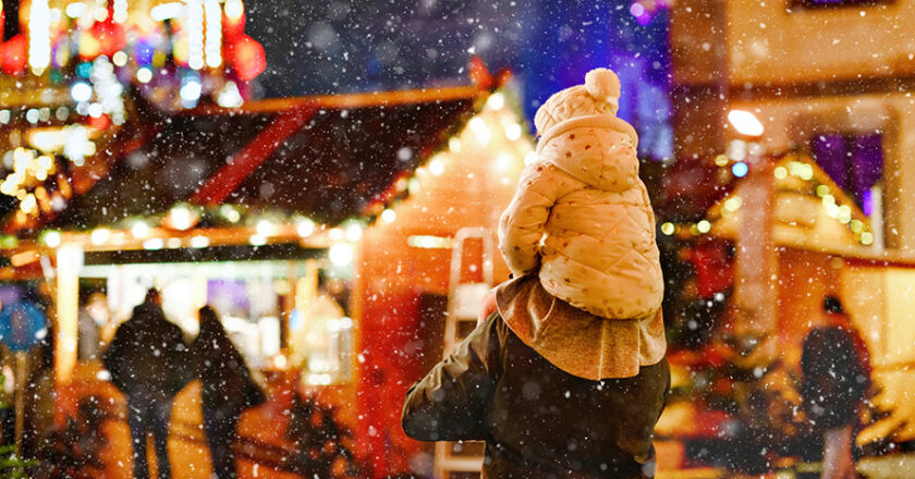 Familie auf dem Weihnachtsmarkt