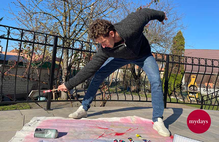 Ein Mann gestaltet ein kreatives Bild