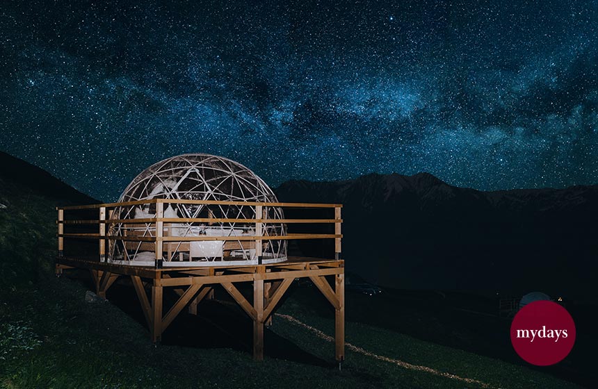 Bubble Hotel in den Bergen bei Nacht