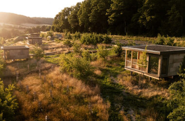 Chalets auf einer Wiese