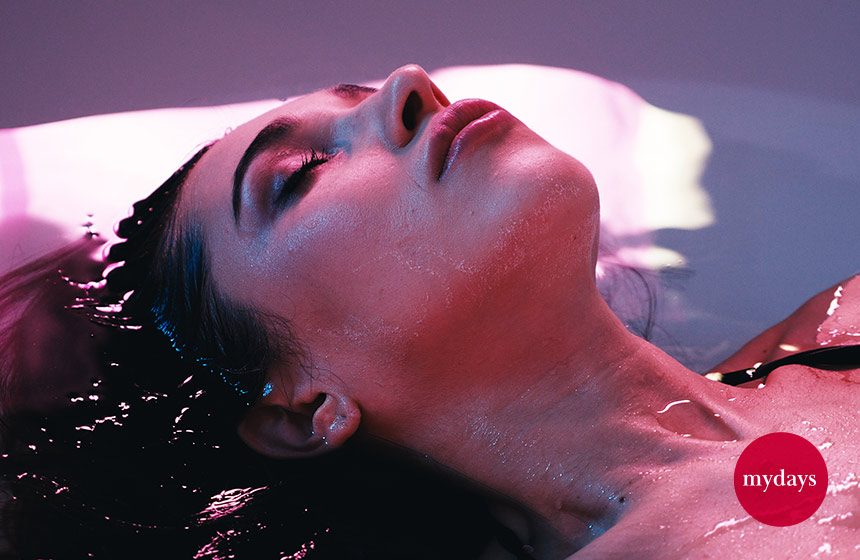 Eine Frau liegt in einem Floating Becken