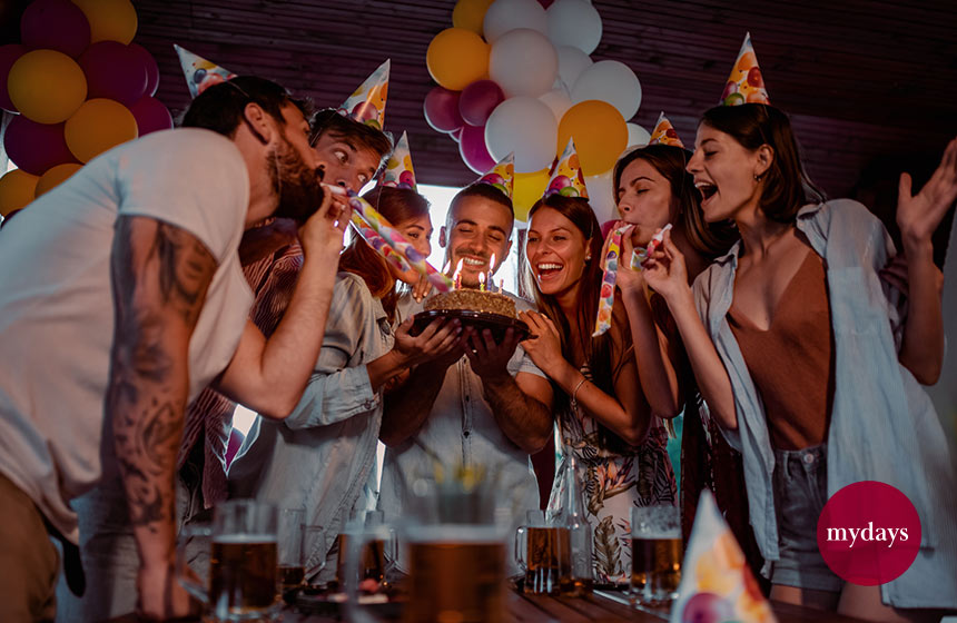 Freunde feiern einen Geburtstag mit Kuchen