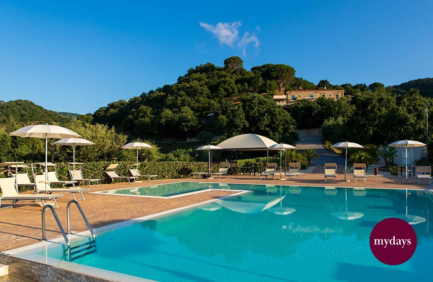 Blick vom Pool auf die Villa Genevra.