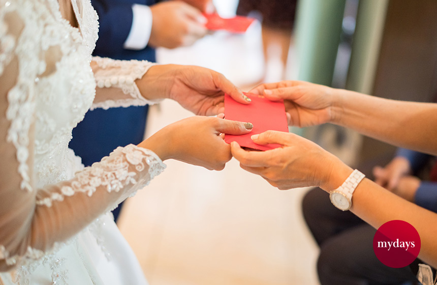 Übergabe eines kleines Umschlags bei einer Hochzeit