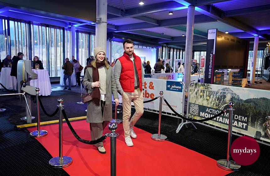 Zwei Personen auf einem roten Teppich