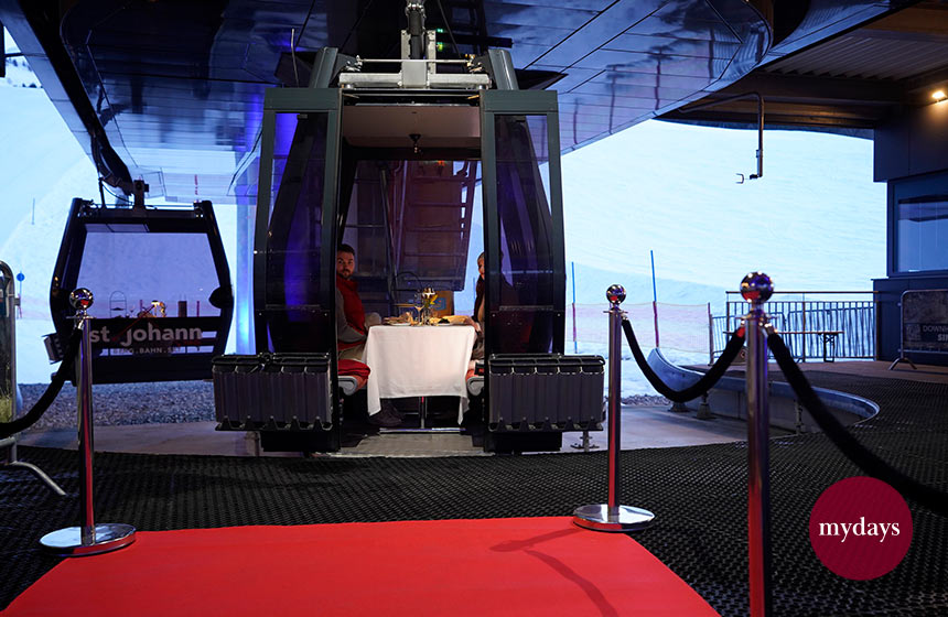 Zwei Personen sitzen in einer Gondel