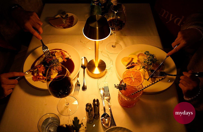 Zwei Teller auf einem Tisch bei gemütlichem Licht