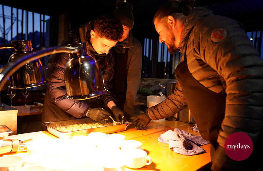 Essen wird in einer Küche vorbereitet