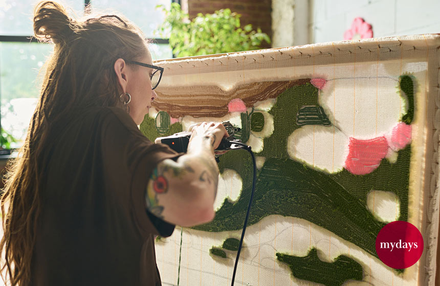 Frau beim Tufting