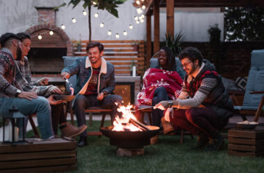 Freunde im Garten beim Grillen