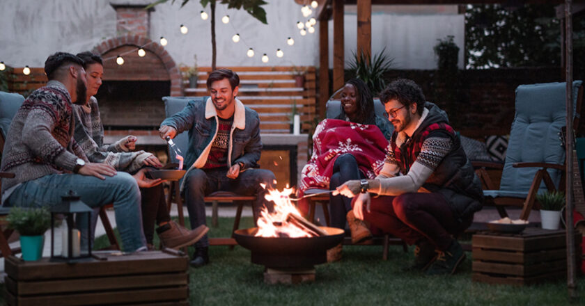 Freunde im Garten beim Grillen