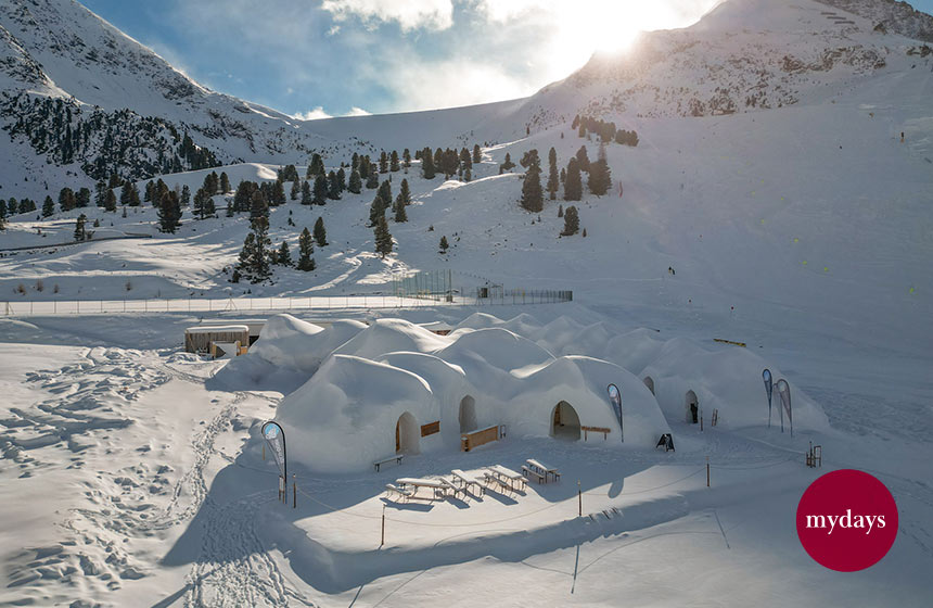 Ein Igludorf auf einem Berg