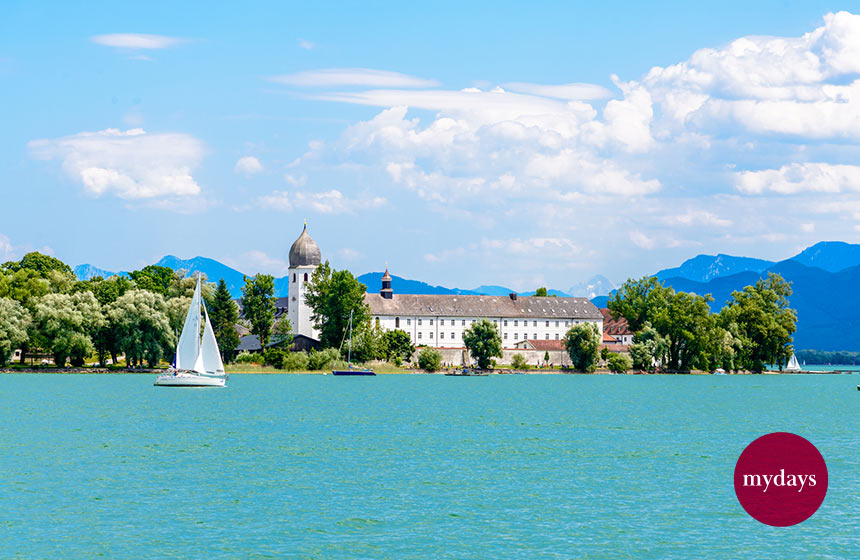 Blick auf die Herreninsel auf dem Chiemsee