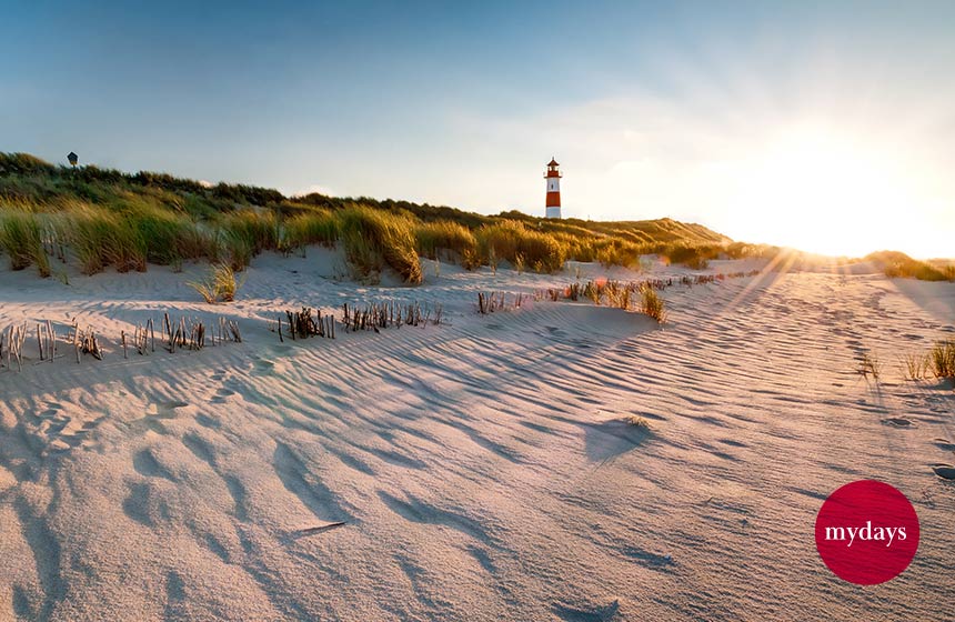 Ein Leuchtturm auf Sylt bei Sonnenuntergang
