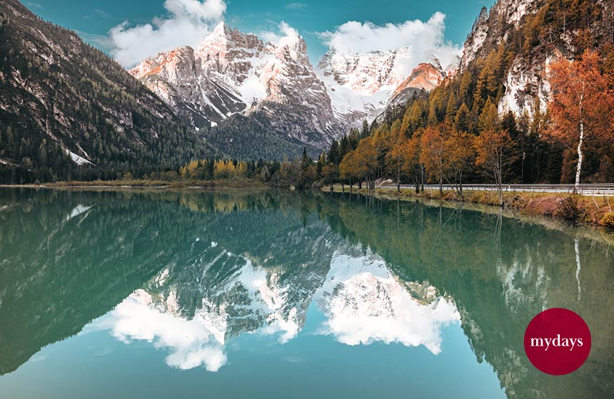 Der Toblacher See mit Blick auf die Dolomiten