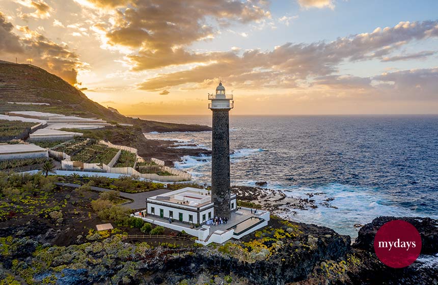 Ein Leuchtturm bei Sonnenaufgang