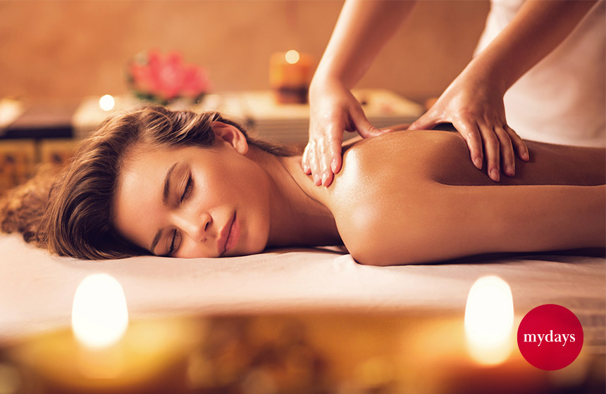 Eine Frau bekommt eine Massage.