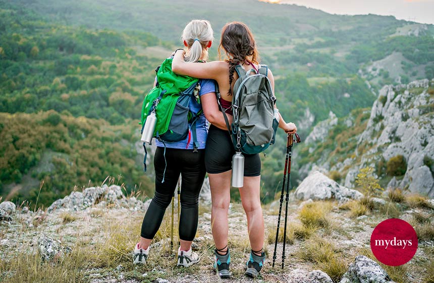 Mutter und Tochter beim Wandern genießen den Ausblick