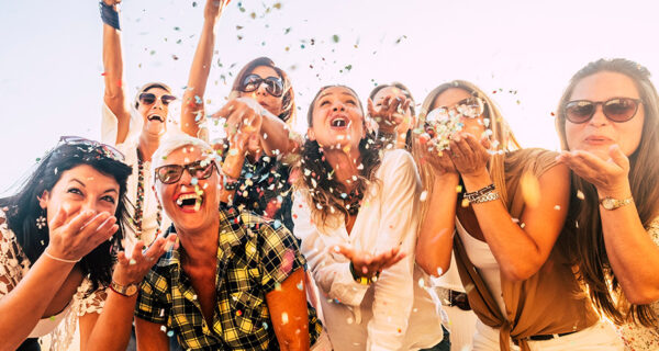 Freunde feiern gemeinsam