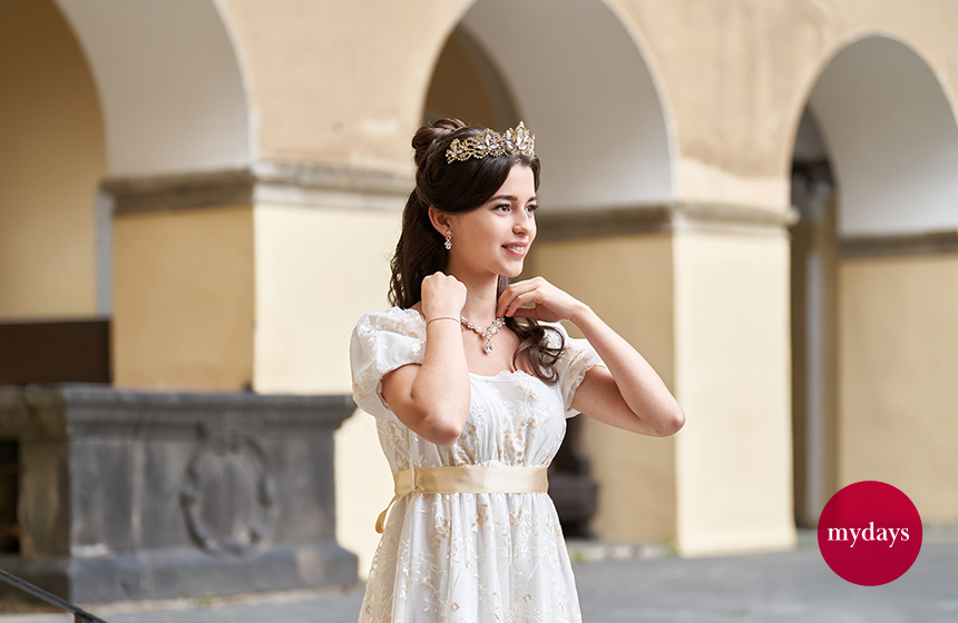 Eine Frau trägt ein adeliges Kleid
