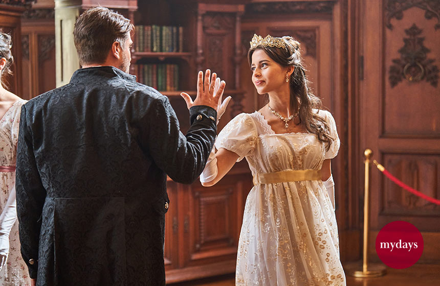 Zwei Menschen tanzen in einem Schloss, adlig gekleidet