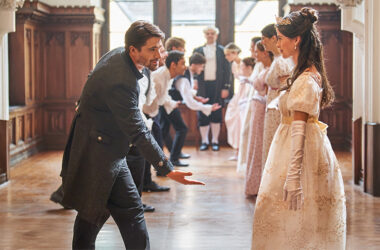 Zwei Menschen tanzen in einem Schloss