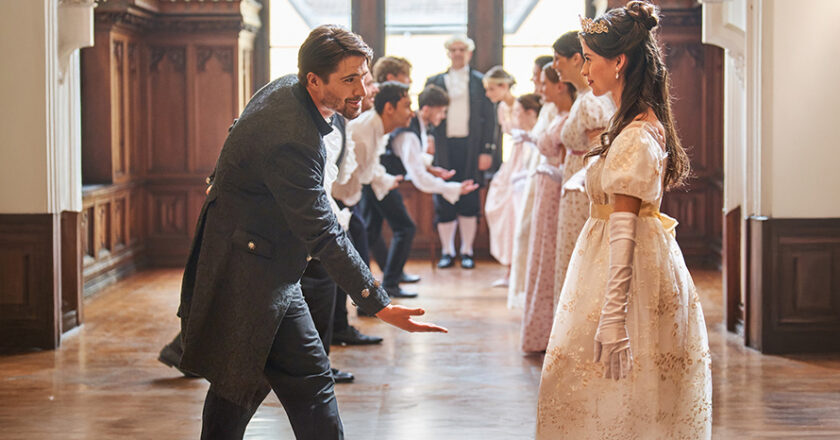 Zwei Menschen tanzen in einem Schloss