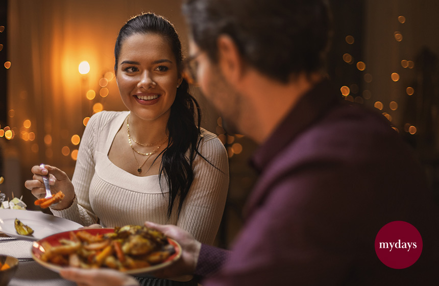 Paar beim romantischen Abendessen.