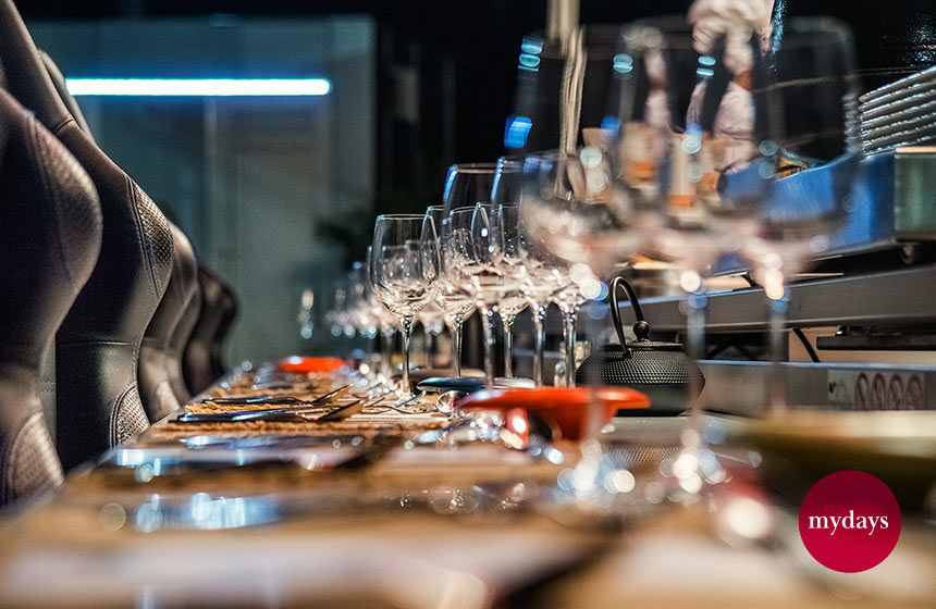 Gedeckte Tische beim Dinner in the Sky