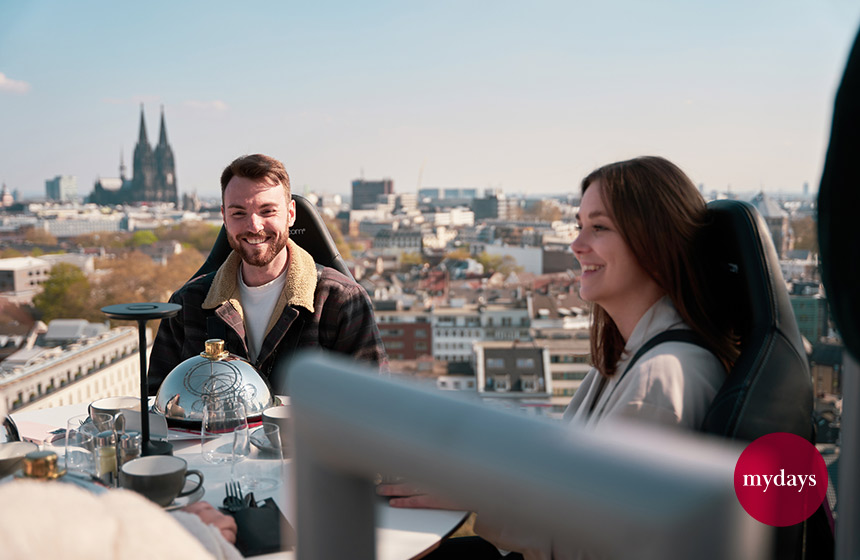 Zwie Leute sitzen beim Dinner in the Sky in Köln