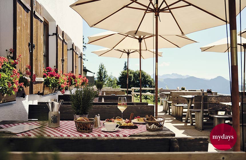Der Außenbereich eines Restaurants in den Bergen