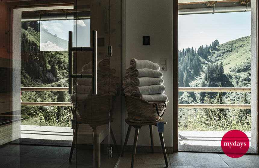 Spa-Bereich eines Hotels mit Handüchern in einem Korb auf einem Stuhl