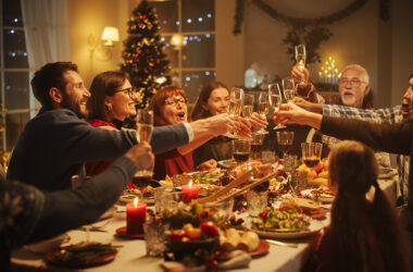 EIne große Familie stößt an Weihnachten gemeinsam an