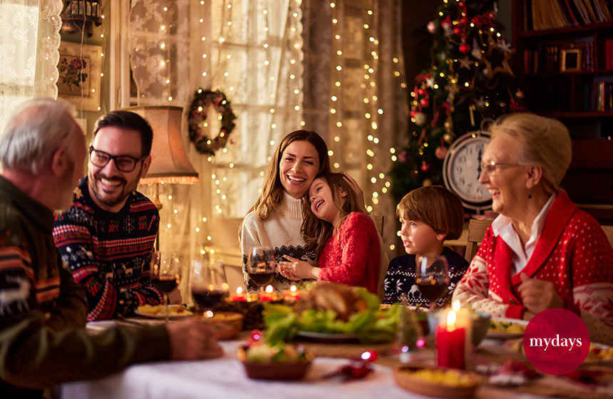 Familie an Weihnachten am Essenstisch