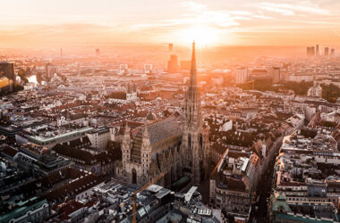 Der Wiener Stephansdom in der Innenstadt bei Sonnenuntergang.