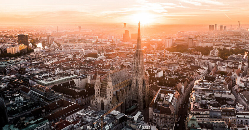 Der Wiener Stephansdom in der Innenstadt bei Sonnenuntergang.