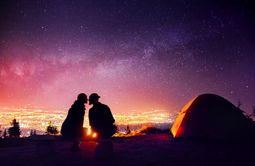 Romantische Sommernacht beim Campen